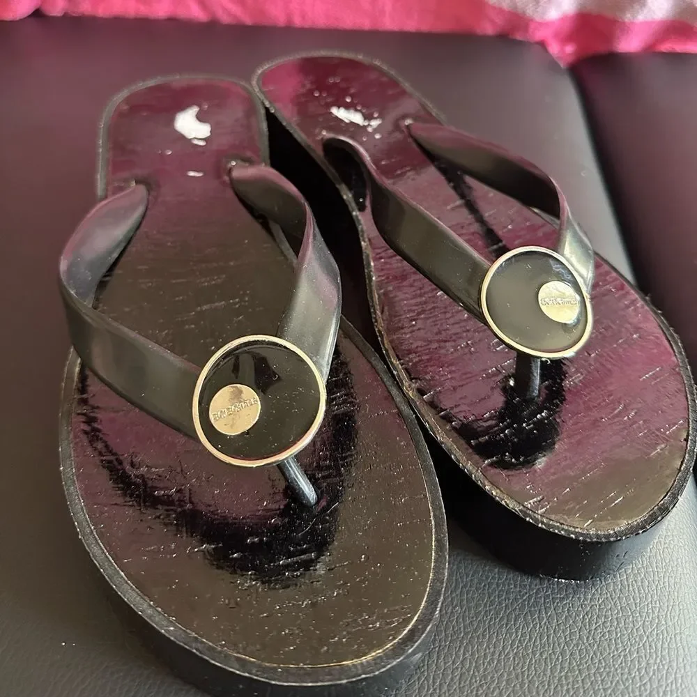 BCBG Platform Flip Flops Black Wedge Sandals Womens Size 10 Logo Disc Thong